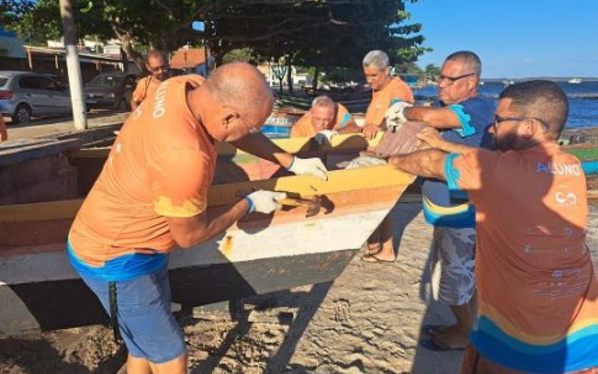 Instituto Onda Azul realiza cerimônia de entrega do primeiro barco de pesca artesanal em São Pedro da Aldeia | São Pedro da Aldeia