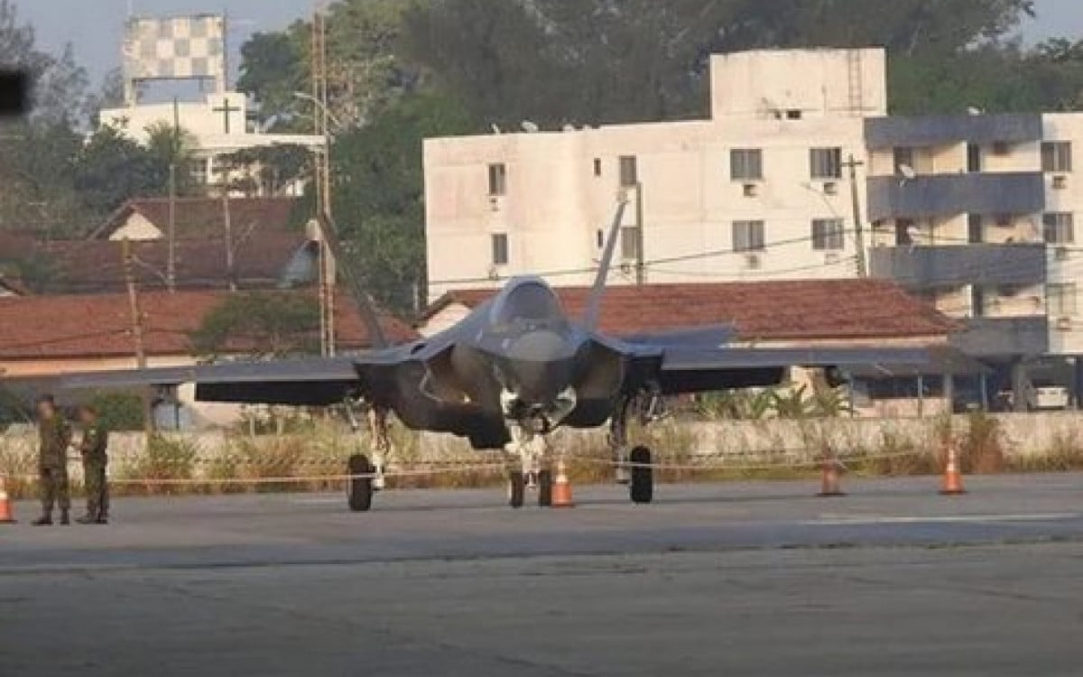 Caça F-35C da Marinha dos EUA faz pouso de emergência em São Pedro da Aldeia | São Pedro da Aldeia
