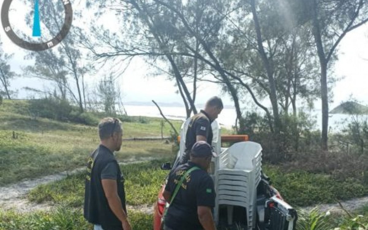 Fiscalização apreende mesas e cadeiras em local irregular, na Praia do Pontal, em Arraial do Cabo | Arraial do Cabo - Rio de Janeiro