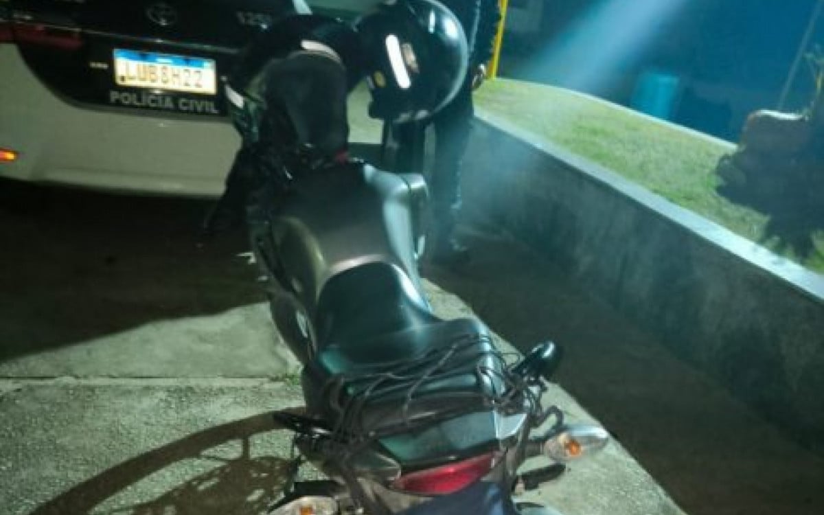 Durante "rolezinho", dupla é detida em moto com placa adulterada em São Pedro da Aldeia | São Pedro da Aldeia