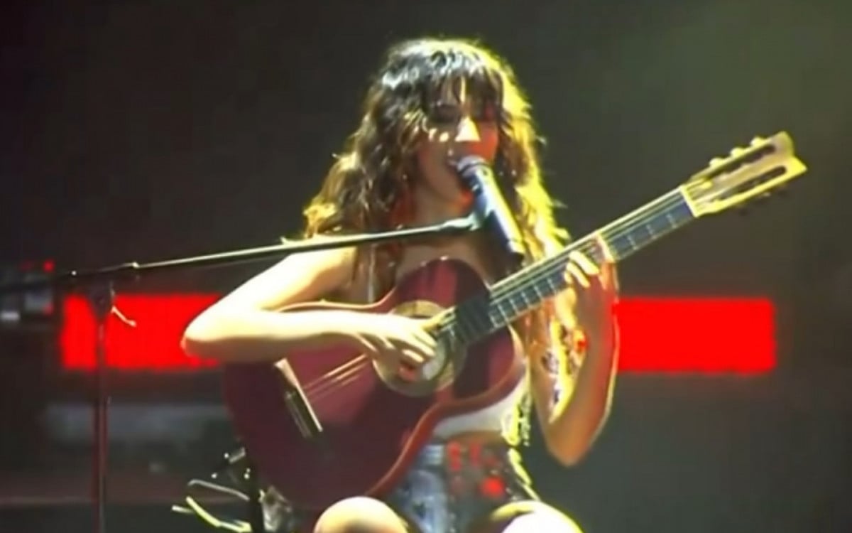 Vídeo! Marina Sena homenageia Gal Costa e toca violão em show: 'Nervosa' | Celebridades