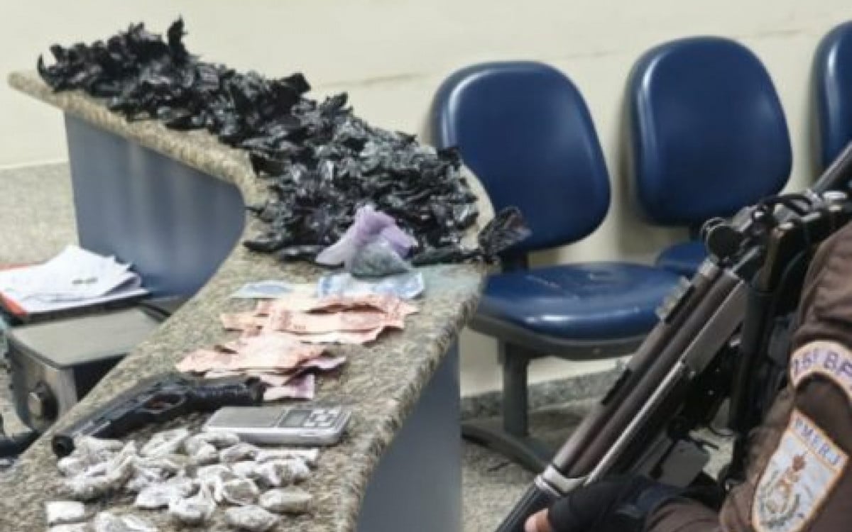 PM apreende ecstasy, cocaína e maconha na Prainha, em Arraial do Cabo. Um suspeito foi preso | Arraial do Cabo - Rio de Janeiro