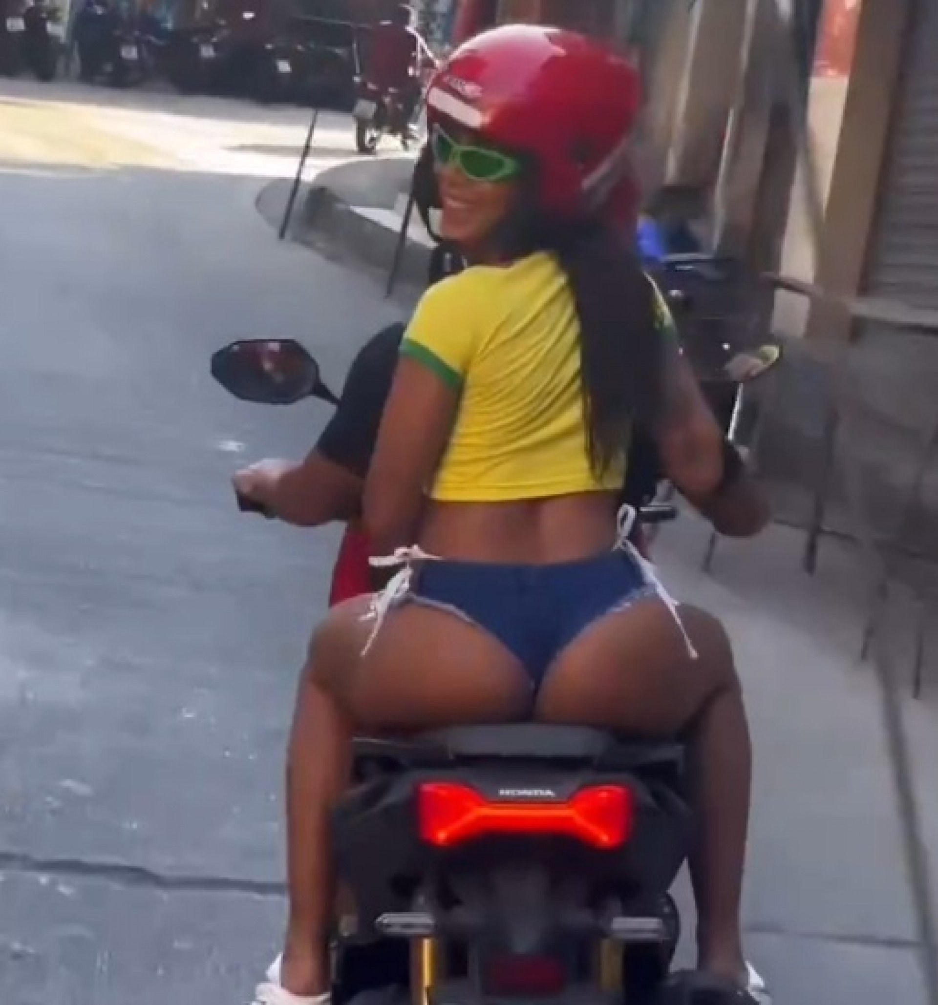 Anitta anda de moto em comunidade no Rio e bumbum empinadinho chama a atenção