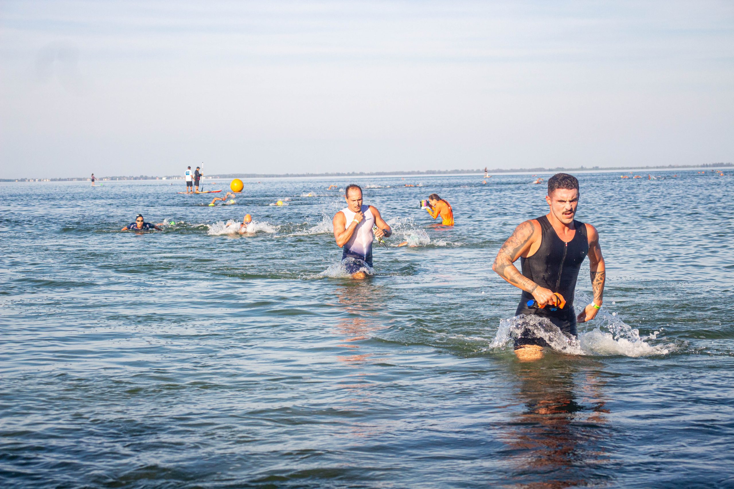 Aquathlon e Natação movimentam as águas da Praia Linda no domingo (12)