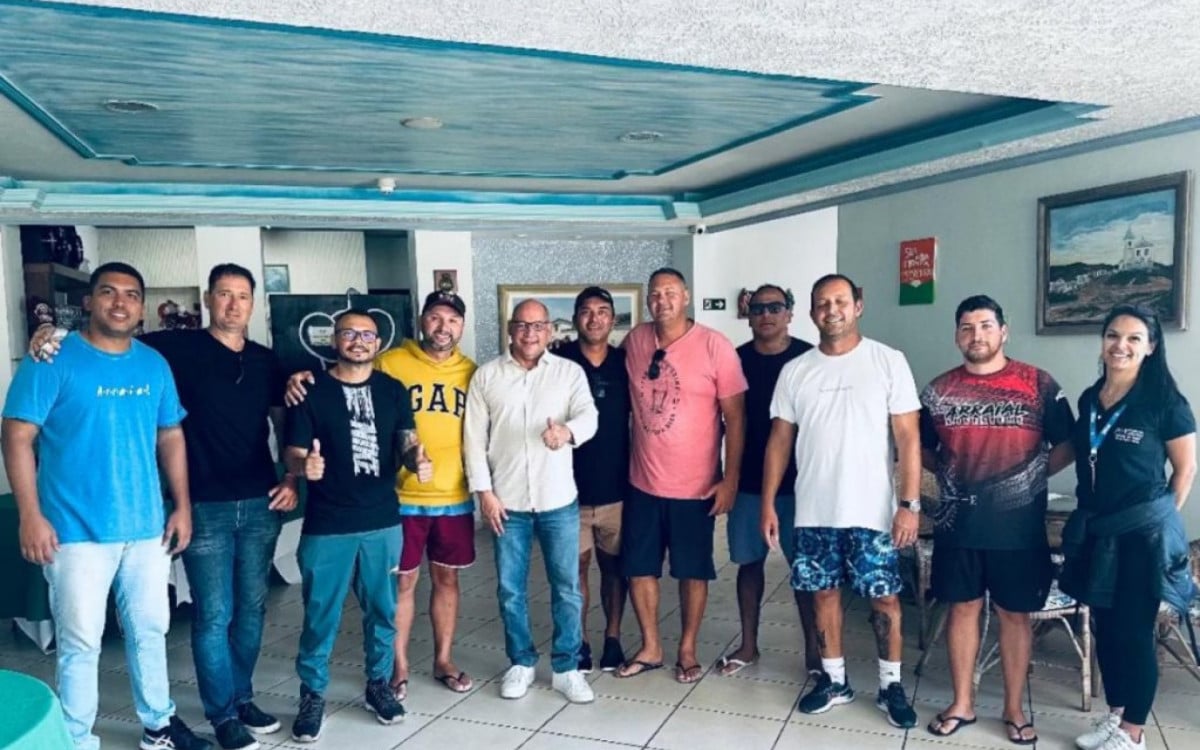 Reunião entre prefeito Marcelo Magno (PL), secretário de Turismo, Júnior Chuchu, o presidente da Câmara, Pedro Cajueiro (União), servidores e representantes do turismo