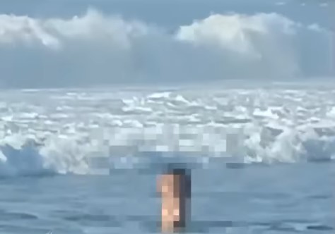Peladões! Homens são flagrados nus em praia de Búzios | Enfoco