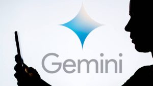 Pessoa usando celular com logomarca do Gemini atrás