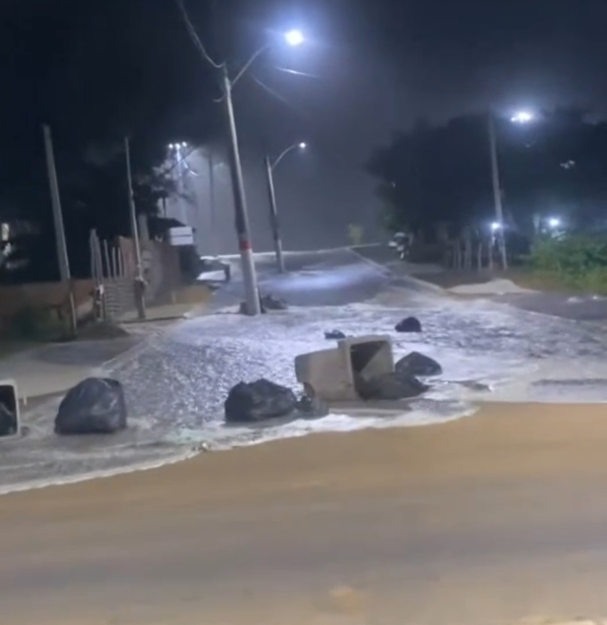 Após alerta de ressaca, mar invade ruas em Maricá; vídeo | Enfoco