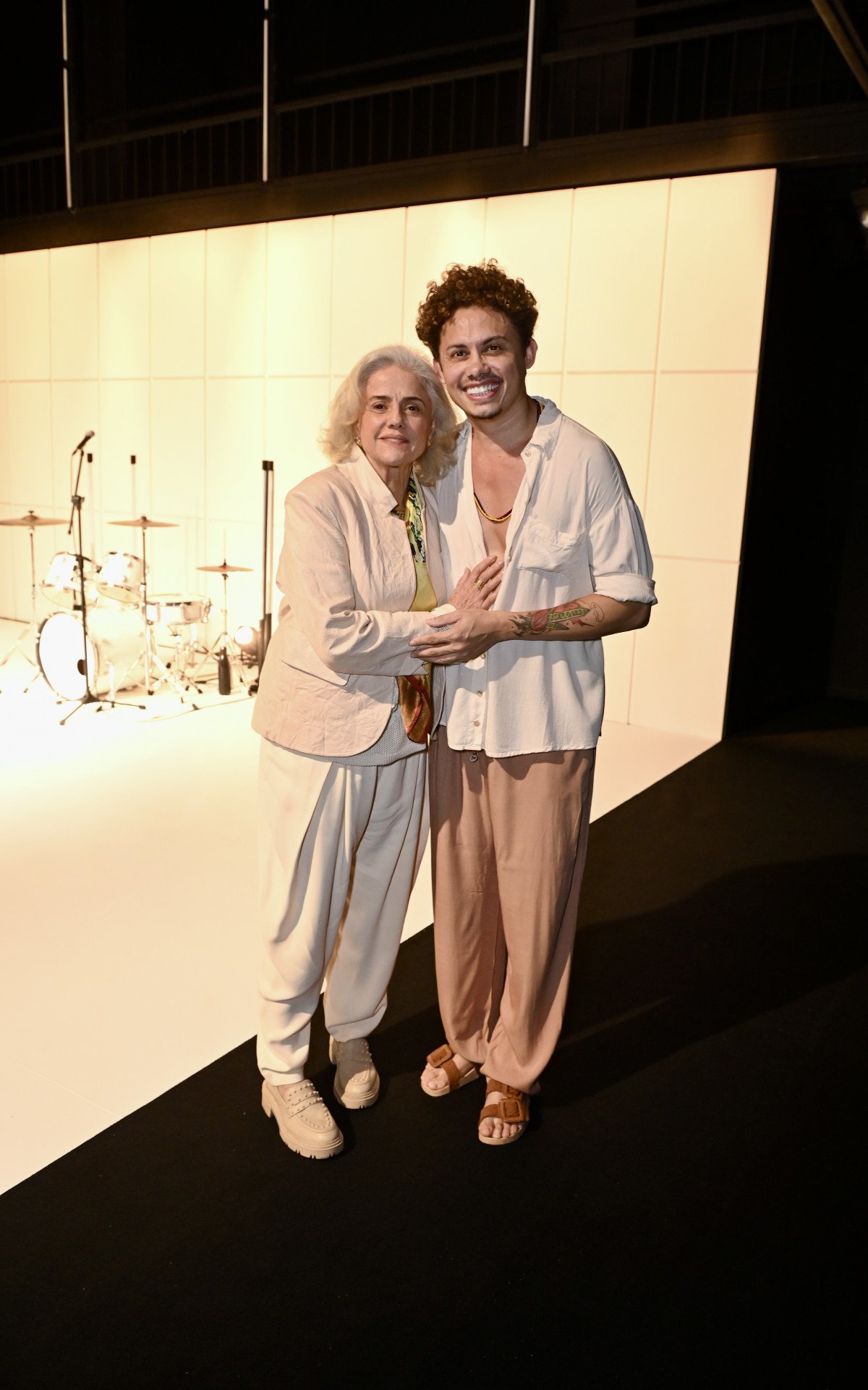 Marieta Severo e Silvero Pereira na pré-estreia de peça no Rio