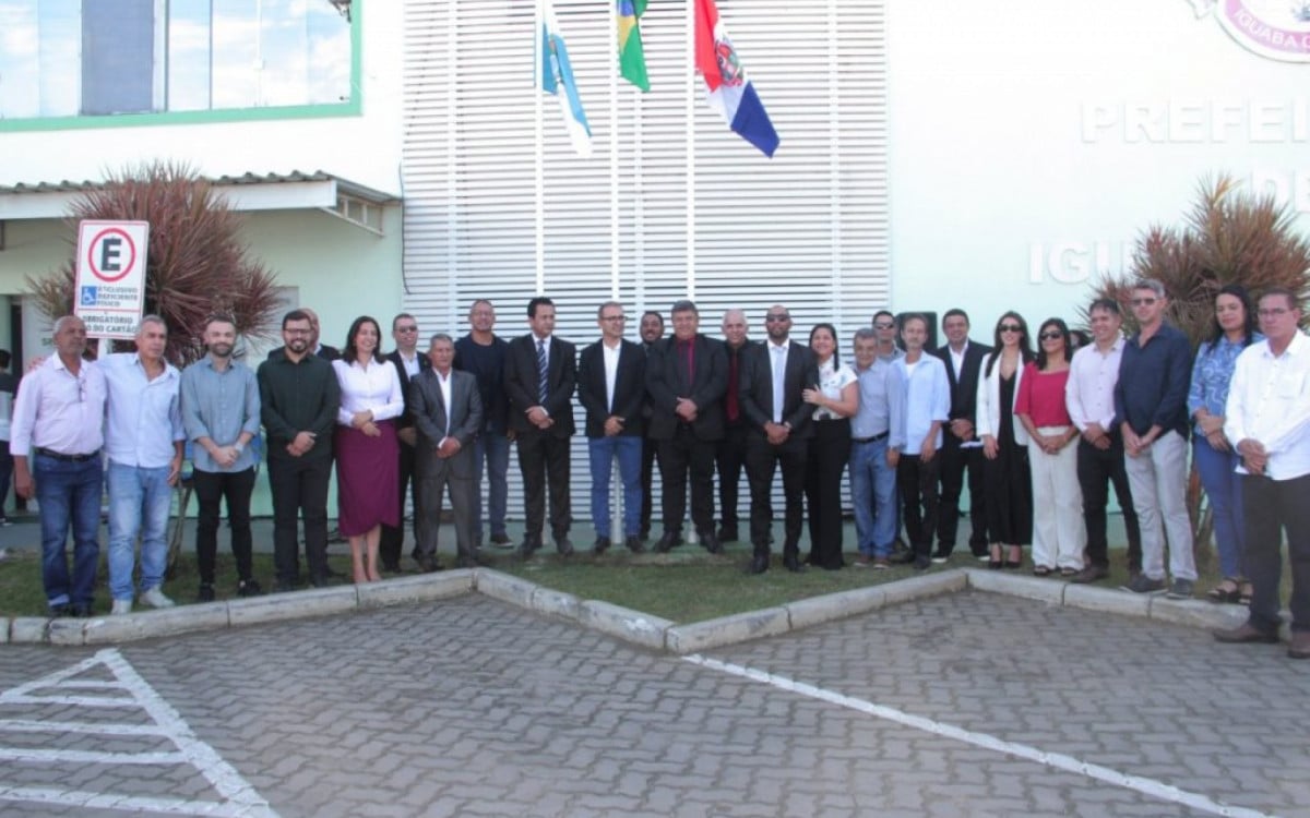 Prefeito Vantoil Martins e autoridades no hasteamento das bandeiras em Iguaba Grande