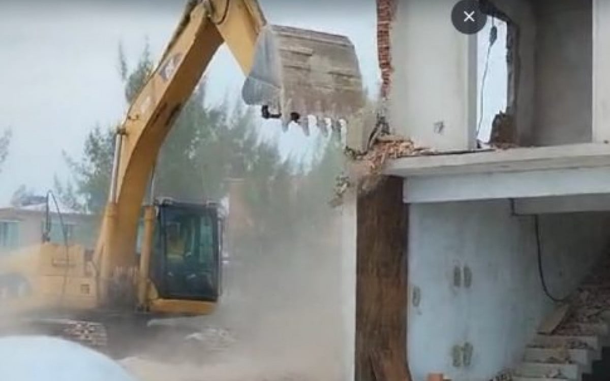 Inea demole construções irregulares no Parque Estadual da Costa do Sol, em Arraial do Cabo | Arraial do Cabo - Rio de Janeiro