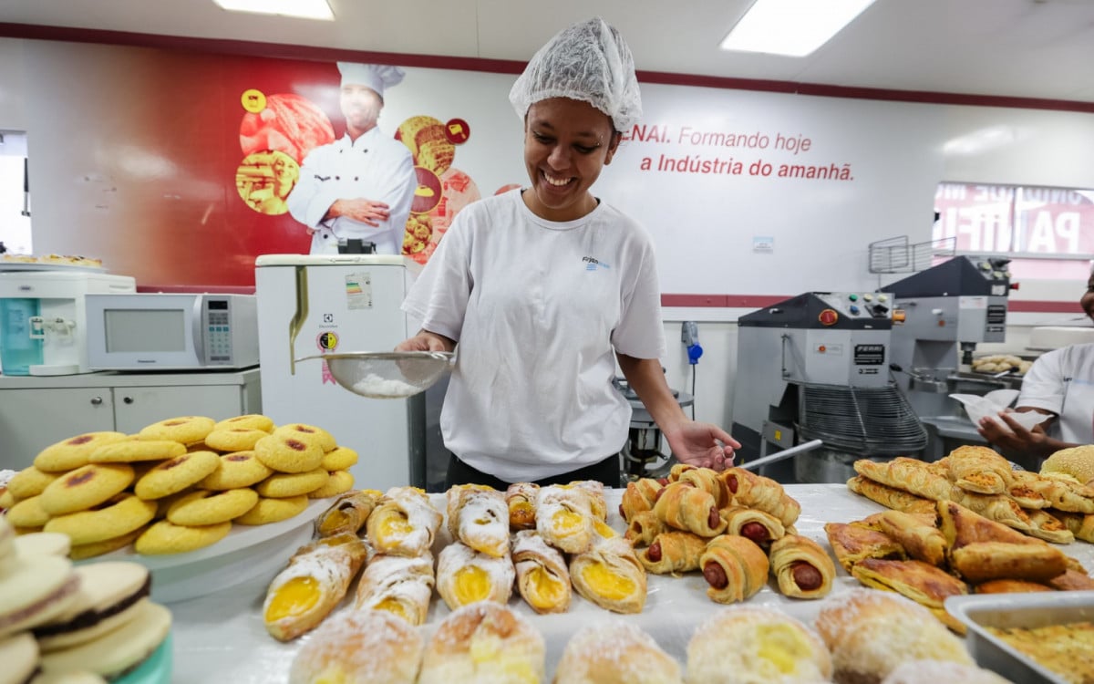 Prefeitura de Saquarema realiza cerimônia de encerramento de cursos de Confeitaria e Auxiliar de Padaria | Saquarema