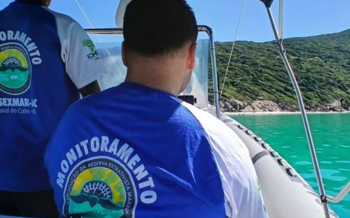 Autoridades ambientais monitoram mancha de óleo no mar de Arraial do Cabo | Arraial do Cabo - Rio de Janeiro
