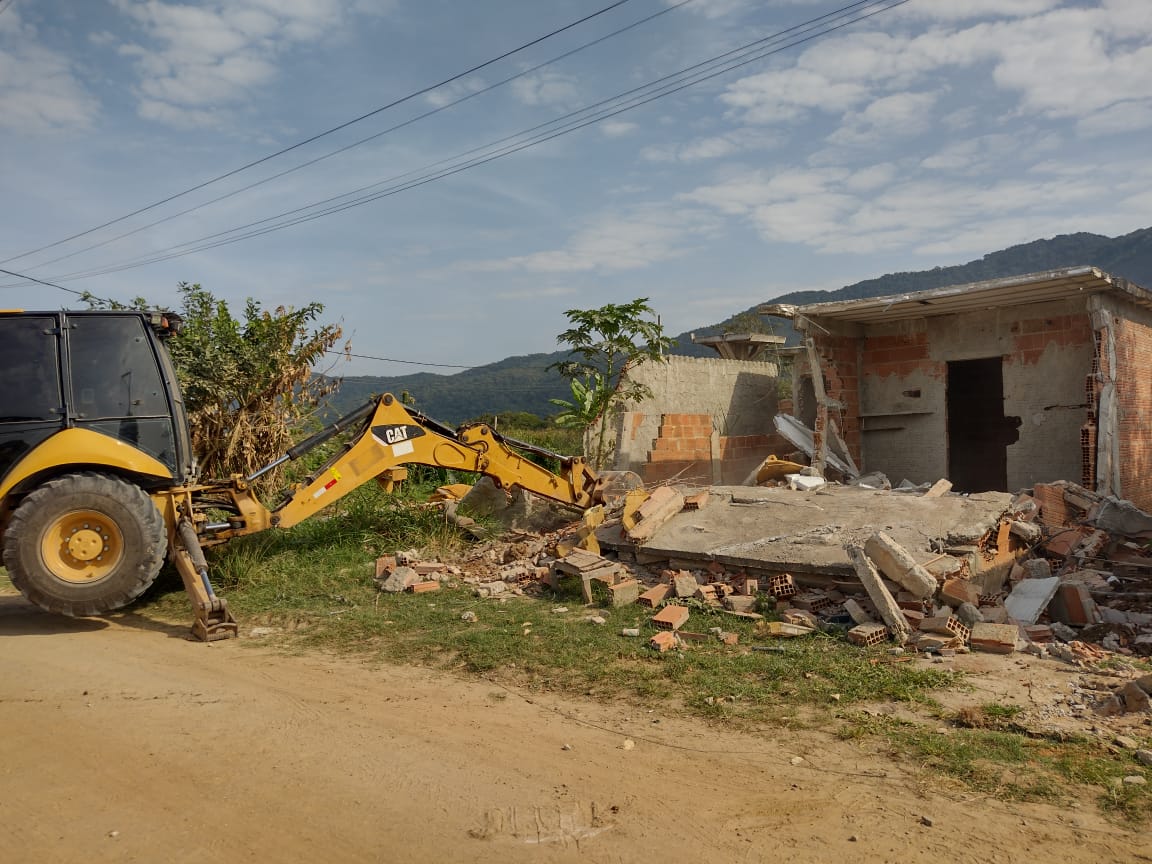 Dois imóveis em área ambiental são demolidos em Maricá