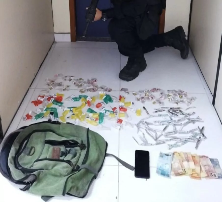 Homem é preso por tráfico de drogas no distrito de Iguabinha | Araruama