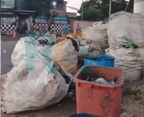 Moradores denunciam calçada repleta de sacolas de reciclagem na Estrada Nelore, em Cabo Frio