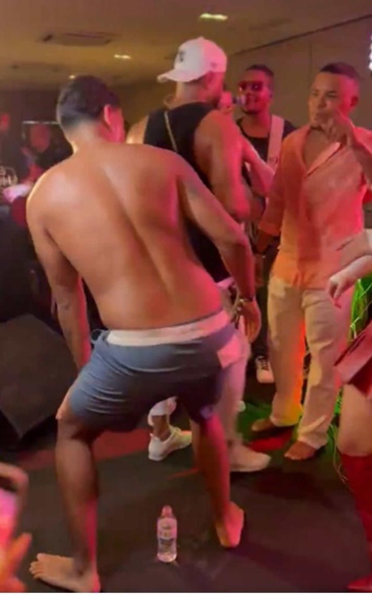Lucas Pizane dança 'boquinha da garrafa' no São João da Thay | Celebridades