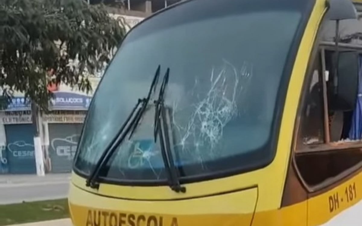 Ônibus de autoescola é vandalizado em Rio das Ostras | Rio das Ostras