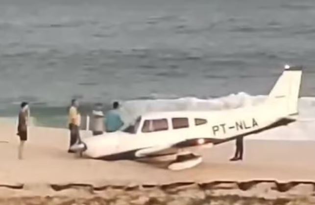 Avião monomotor faz pouso de emergência em praia de Maricá, no RJ