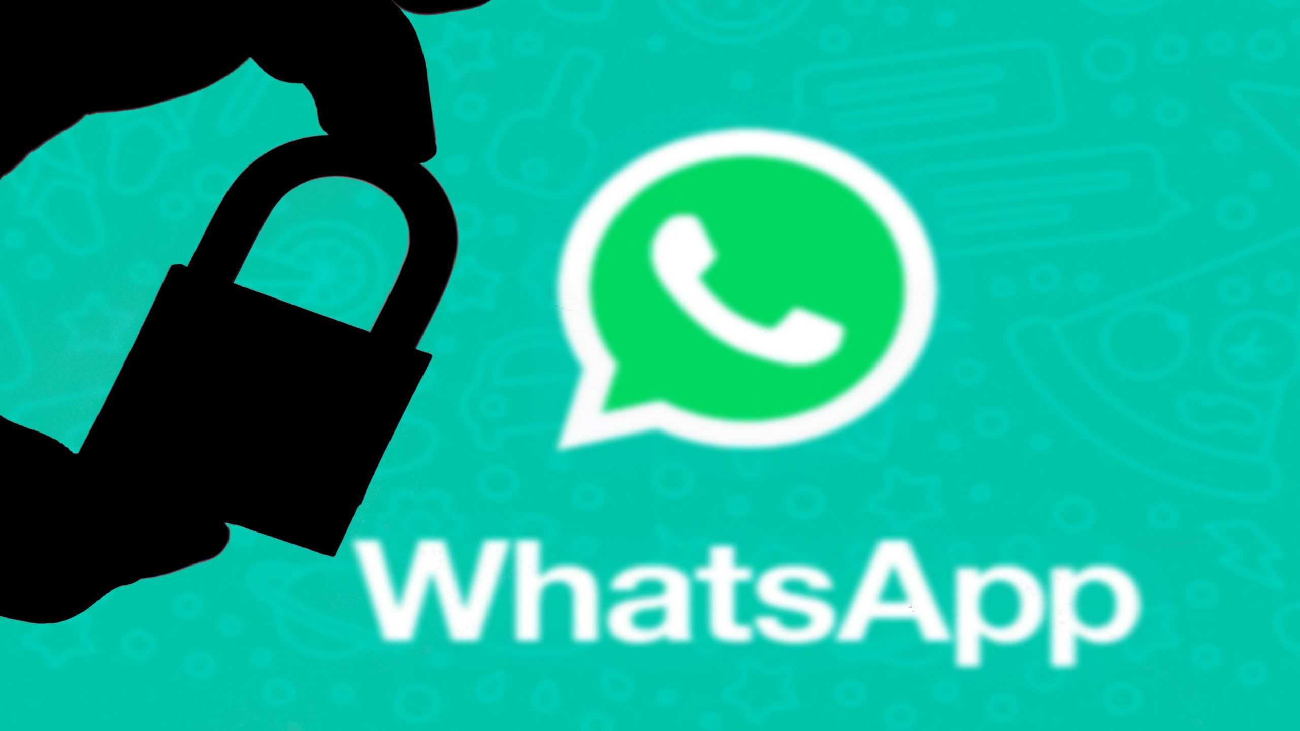 Nesta ilustração, um cadeado aparece ao lado do logo do WhatsApp. Conceito de proteção/vazamento de dados online. Questões de privacidade na internet.