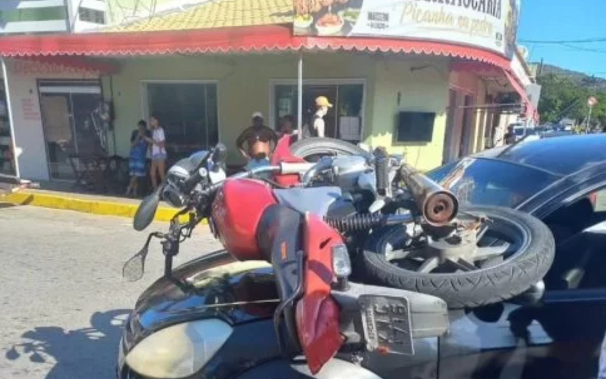 Acidente entre moto e carro deixa homem ferido em Arraial | Arraial do Cabo - Rio de Janeiro