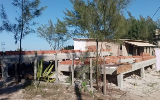 Operação demole 19 construções irregulares em área de proteção ambiental em Arraial do Cabo | Arraial do Cabo - Rio de Janeiro