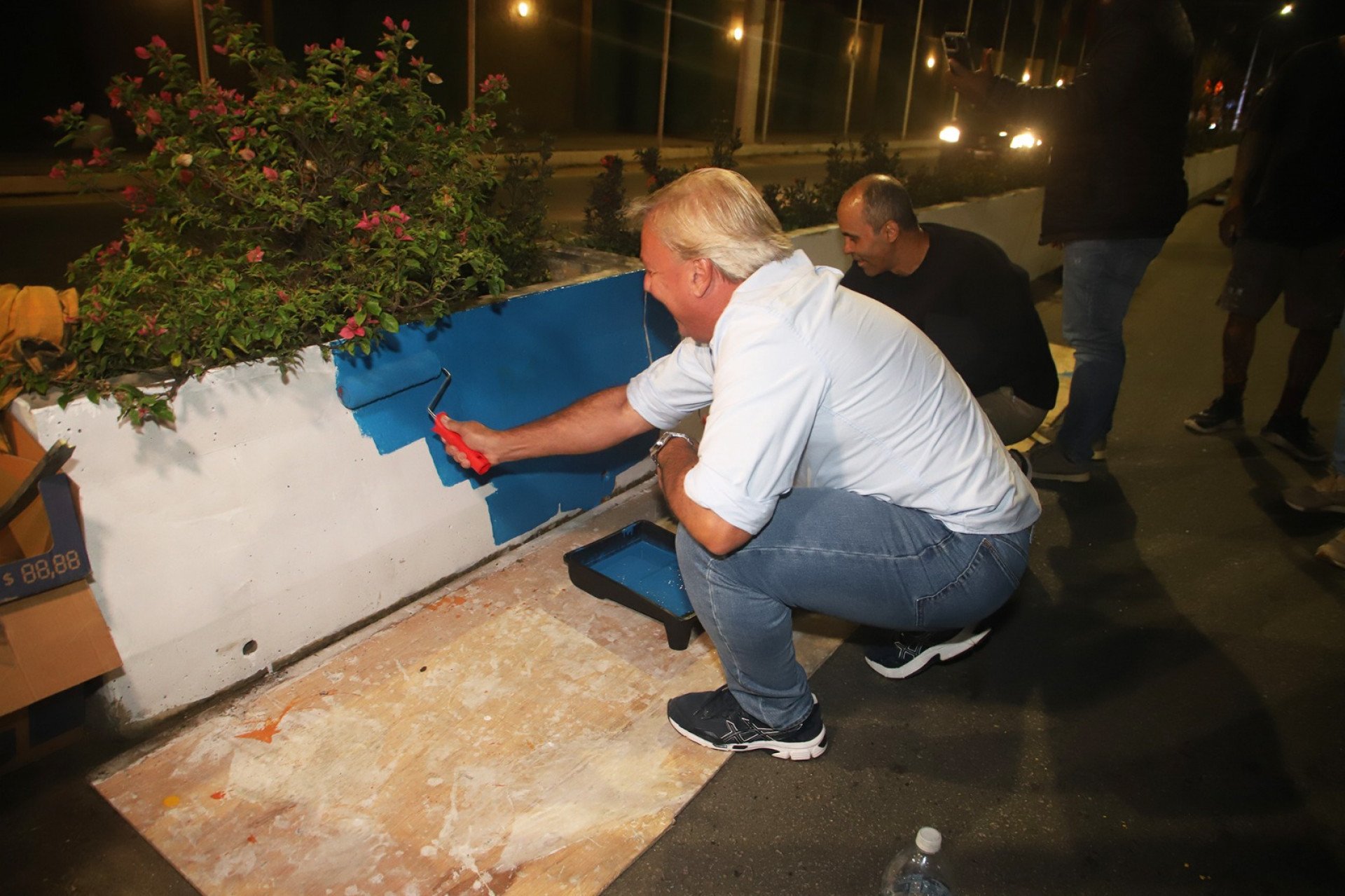 Prefeito Alexandre Martins pintando Corredor Cultural - Ascom