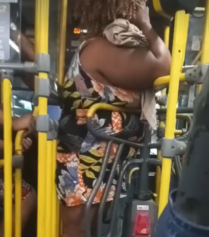 Passageira fica presa por duas horas na roleta de ônibus | Enfoco