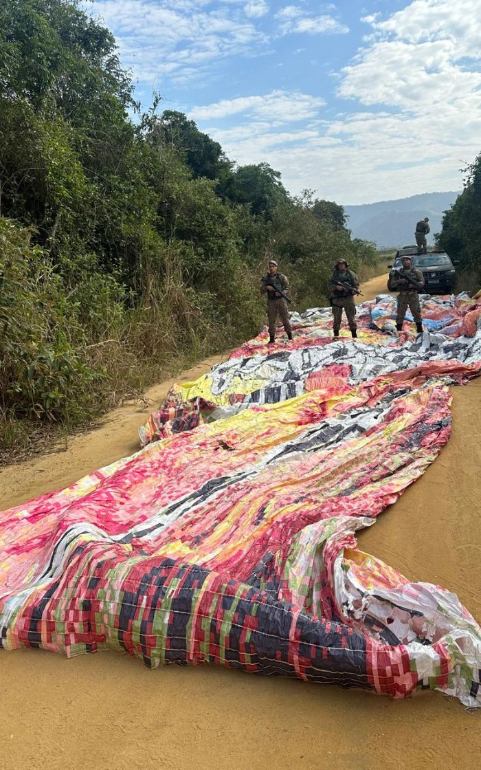 Balão é apreendido após cair em reserva ambiental de Maricá; vídeo | Enfoco