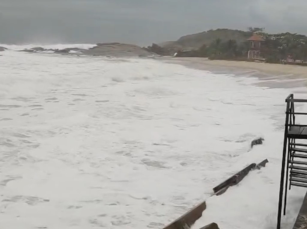 Ressaca faz mar encobrir areias de Piratininga, em Niterói; vídeo | Enfoco