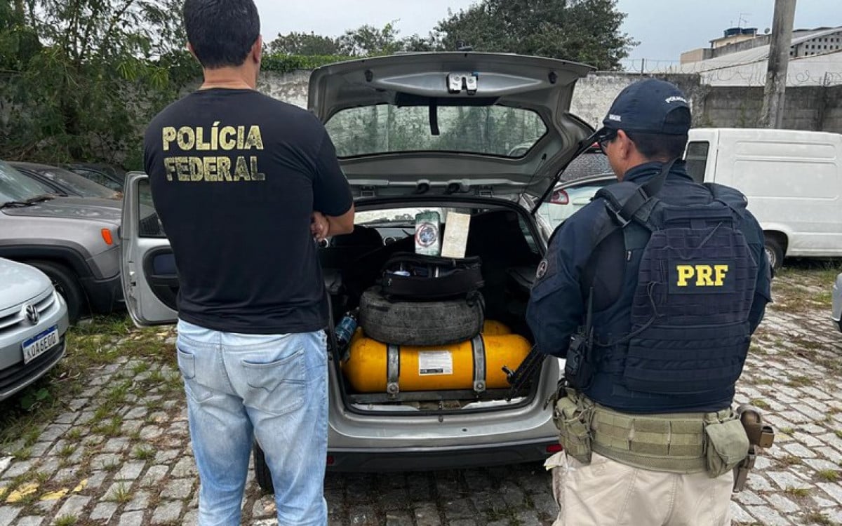 Policiais da PF e PRF apreendem 2 kg de cocaína escondidos em veículo na Rodovia Amaral Peixoto, próximo a Rio das Ostras