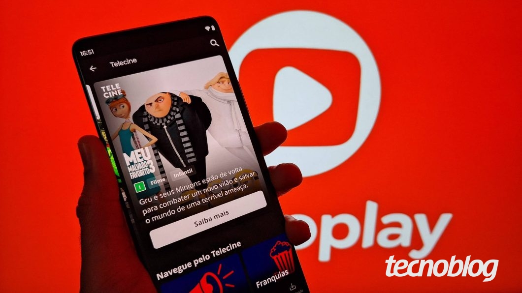 Imagem mostra uma mão segurando um celular com o aplicativo do Globoplay aberto na tela do Telecine