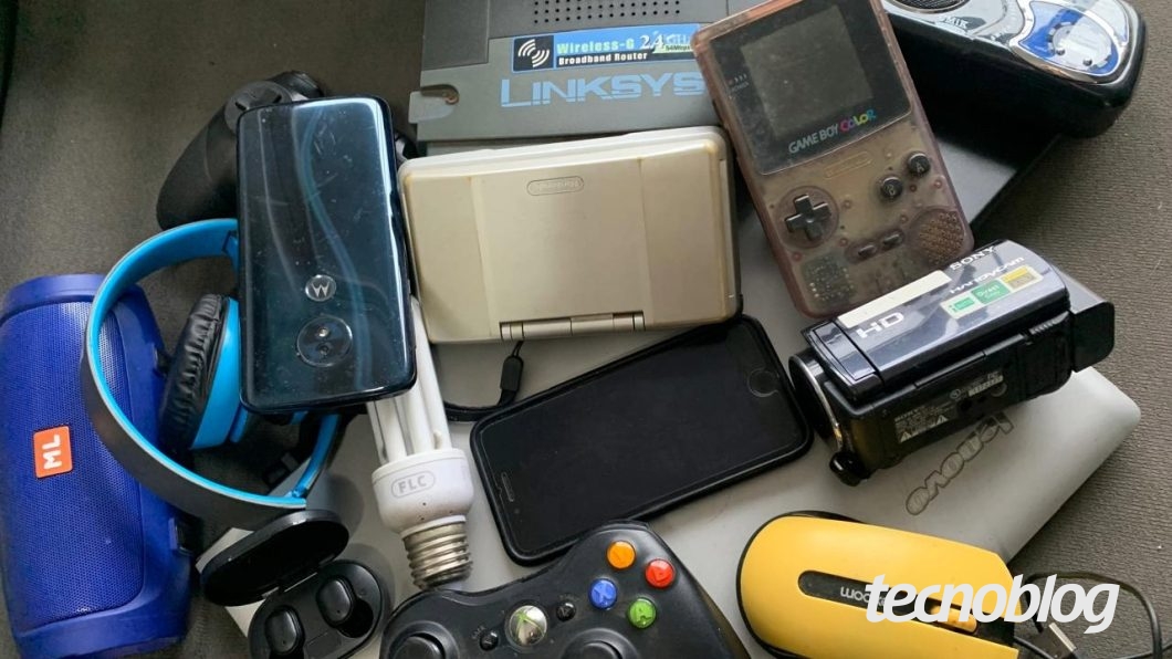 Foto mostra diversos eletrônicos antigos sem uso como exemplo de obsolescência programada