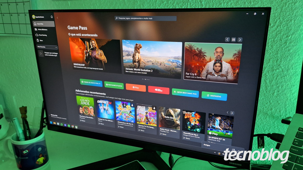 Imagem mostra um monitor exibido a tela do Game Pass no aplicativo Xbox