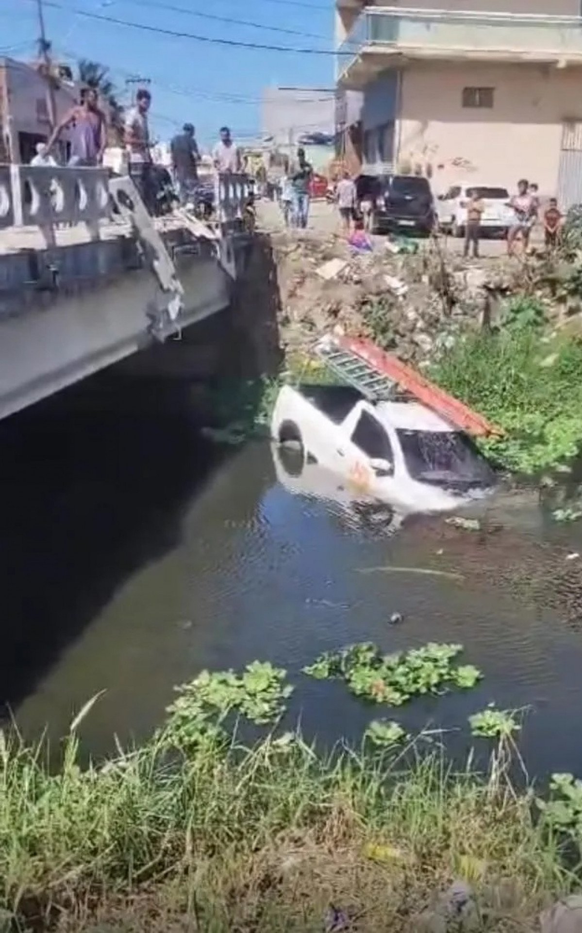 Veículo de empresa de internet cai no Canal Medeiros em Rio das Ostras | Rio das Ostras