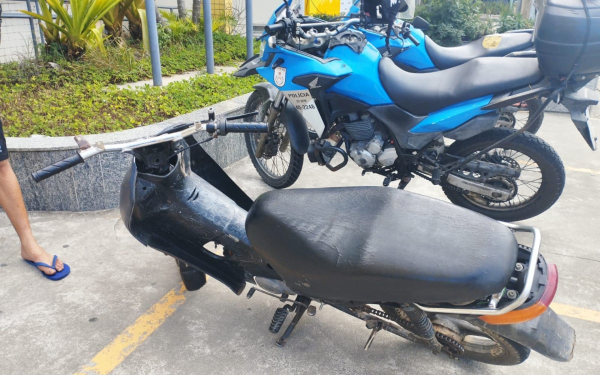 PM aborda motocicleta sem placa e conduz ocupantes à delegacia | Rio das Ostras