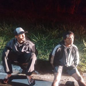 Veículo de aplicativo roubado recuperado pela Polícia Militar na Virgem Santa, após perseguição e prisão dos suspeitos