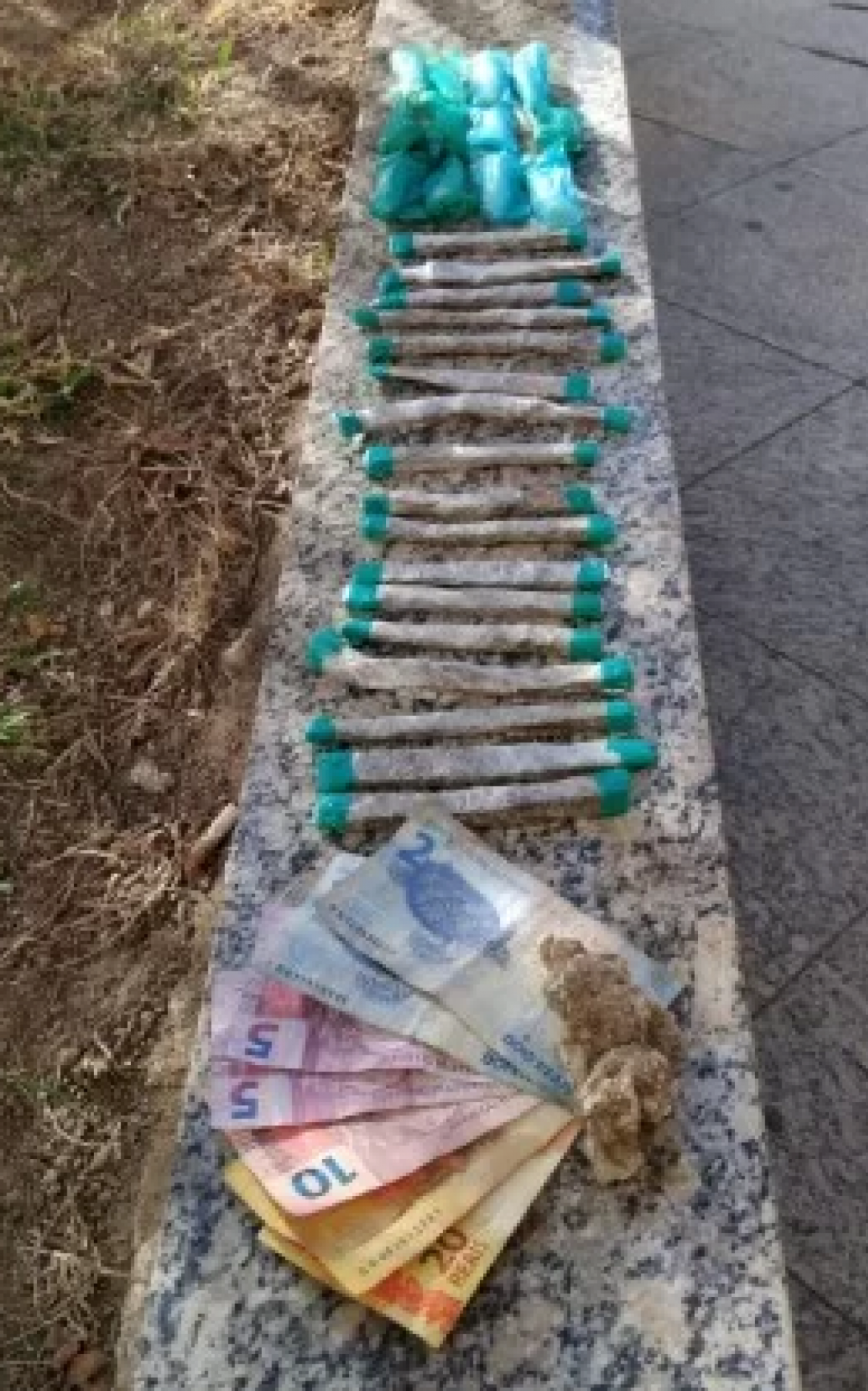 PM apreende drogas e detém acusado de tráfico em Arraial do Cabo | Arraial do Cabo - Rio de Janeiro