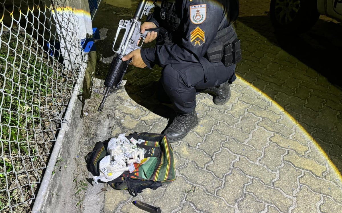 Policiais apreendem drogas e munições após confronto com criminosos em Rio das Ostras; ação resulta em operação bem-sucedida sem feridos