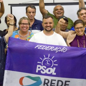 Rafael Peçanha entre integrantes da federação