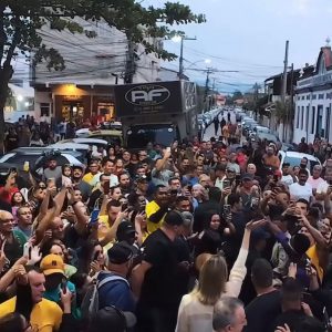 Após retornar ao cargo, prefeita de Saquarema comemora com a população | Saquarema
