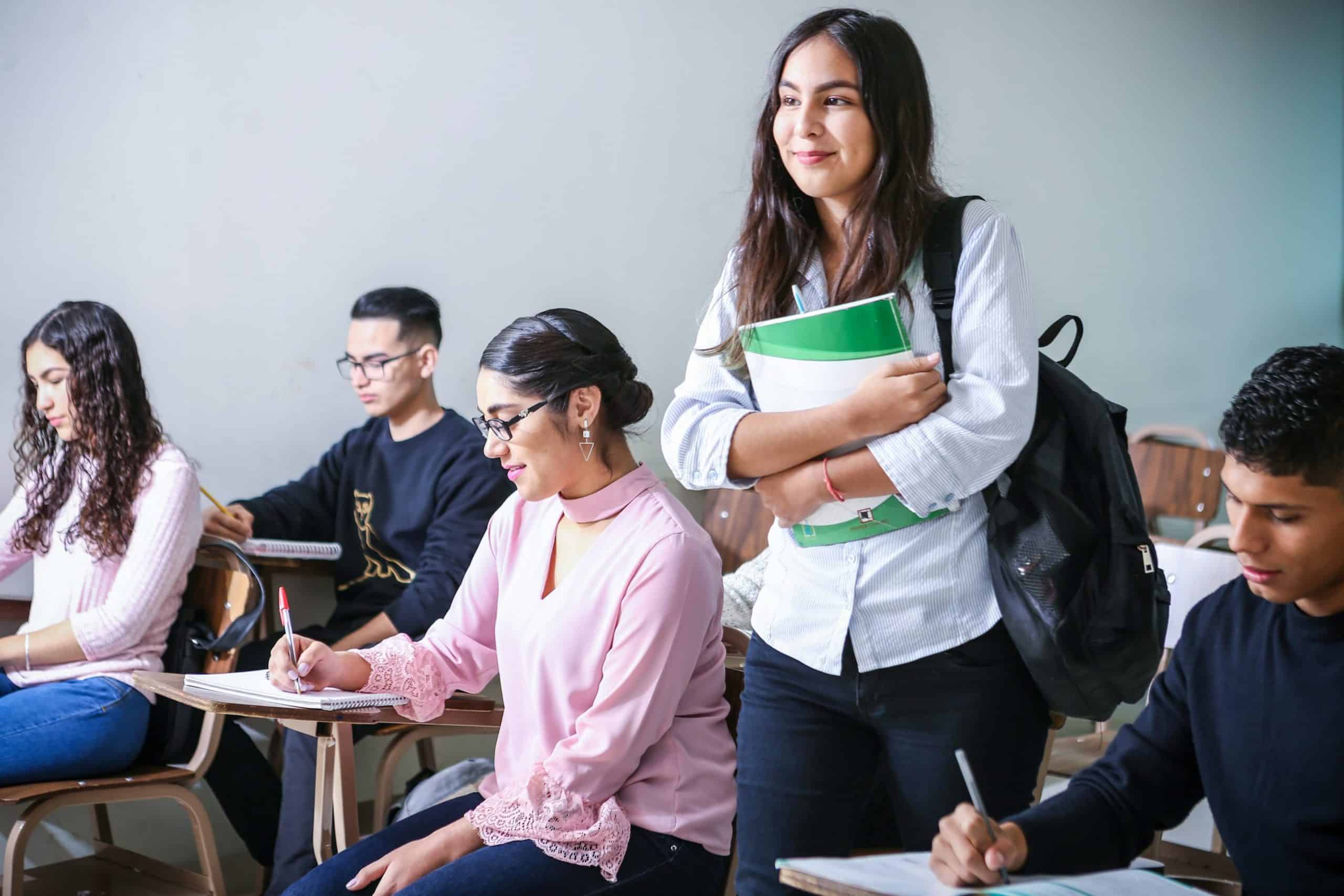 Alunos em sala de aula via Javier Trueba/Unsplash