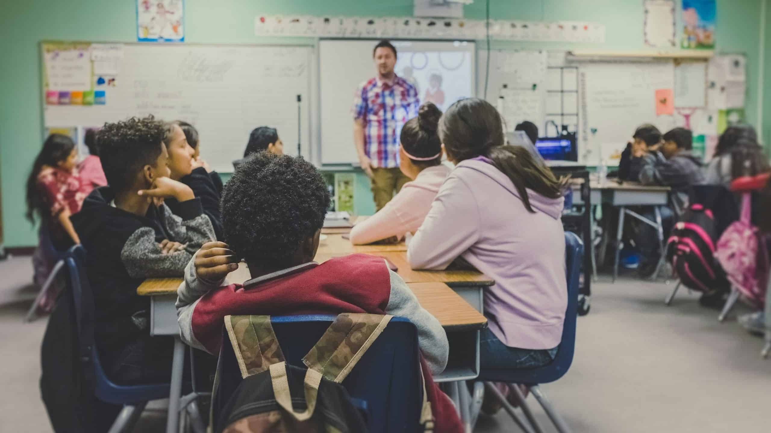 Professor em sala de aula via Kenny Eliason/Unsplash