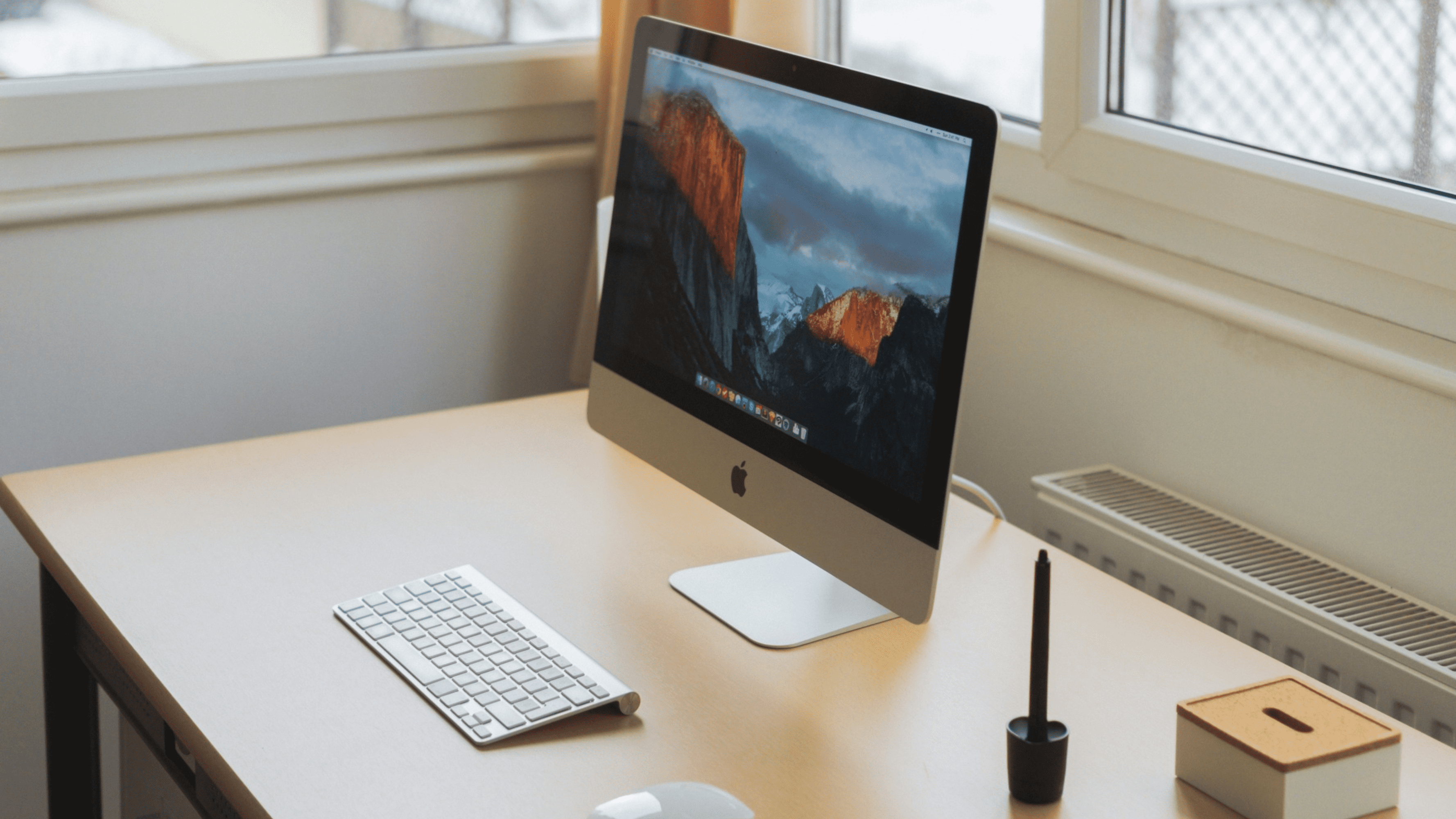 imagem ilustra um home office feito com um desktop da apple