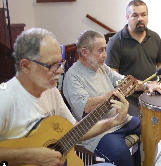 Músicos se apresentando na roda de choro