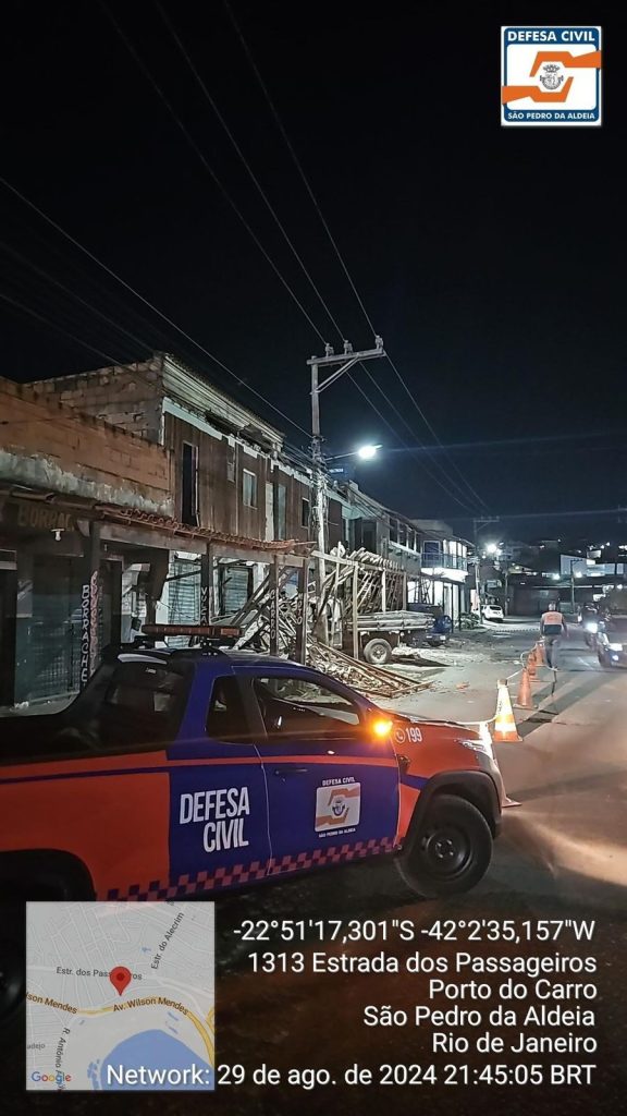 Desabamento telhad de kitnets no Porto do Carro, mostrando detalhes da estrutura comprometida.