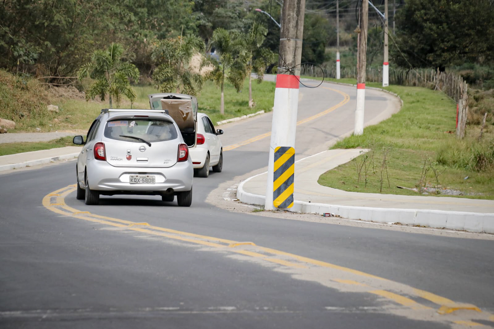 Em Maricá, postes no meio da rua são perigo, e ninguém faz nada | Enfoco