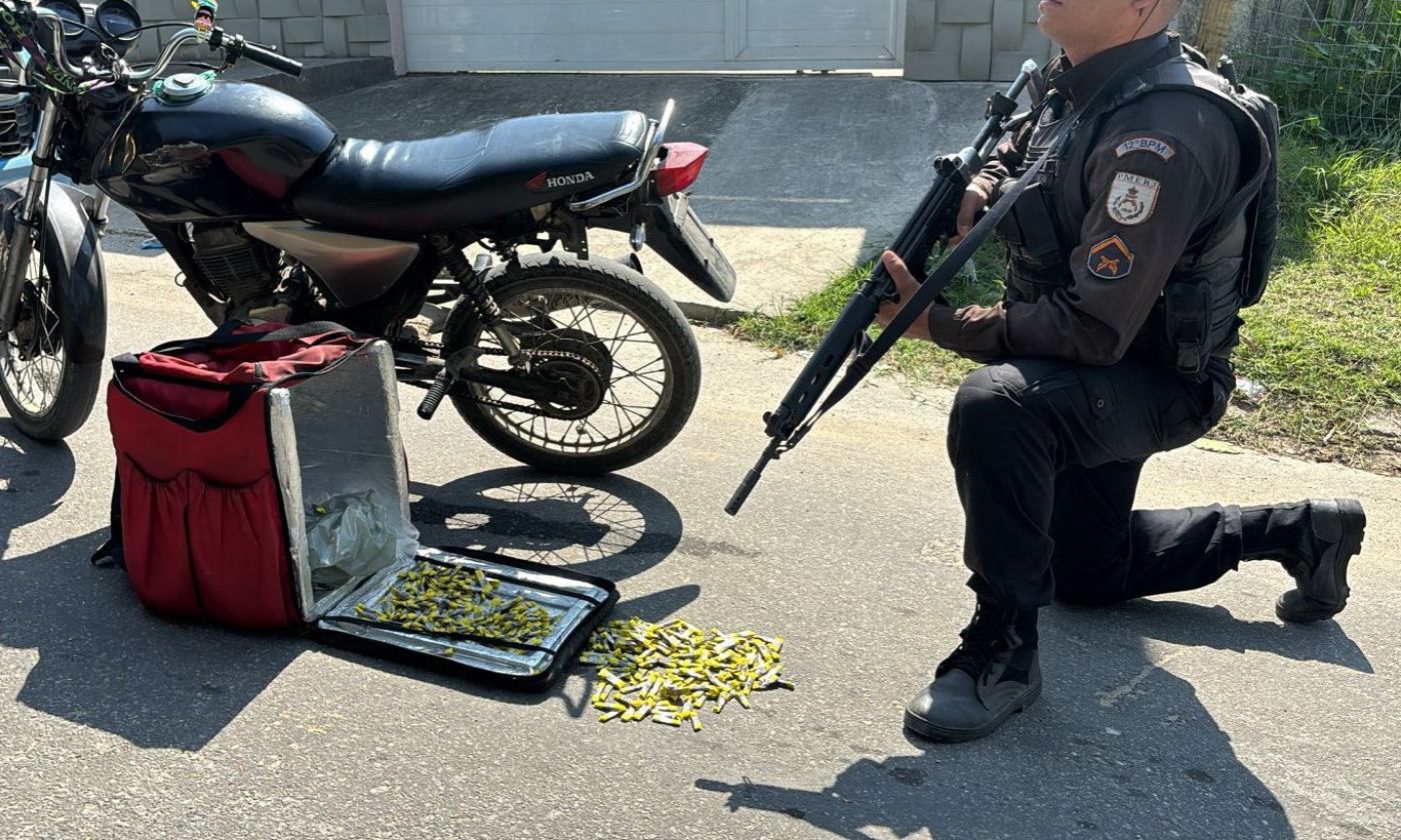 Motociclista é flagrado com bolsa de entrega de app cheia de drogas | Enfoco