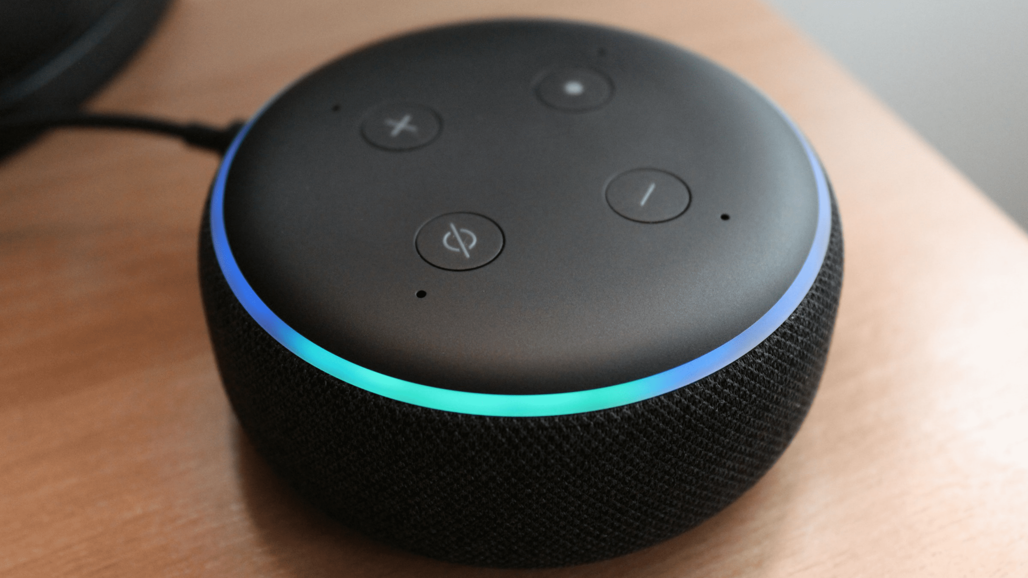 imagem mostra uma caixinha de som smart, mais especificamente uma echo dot da amazon