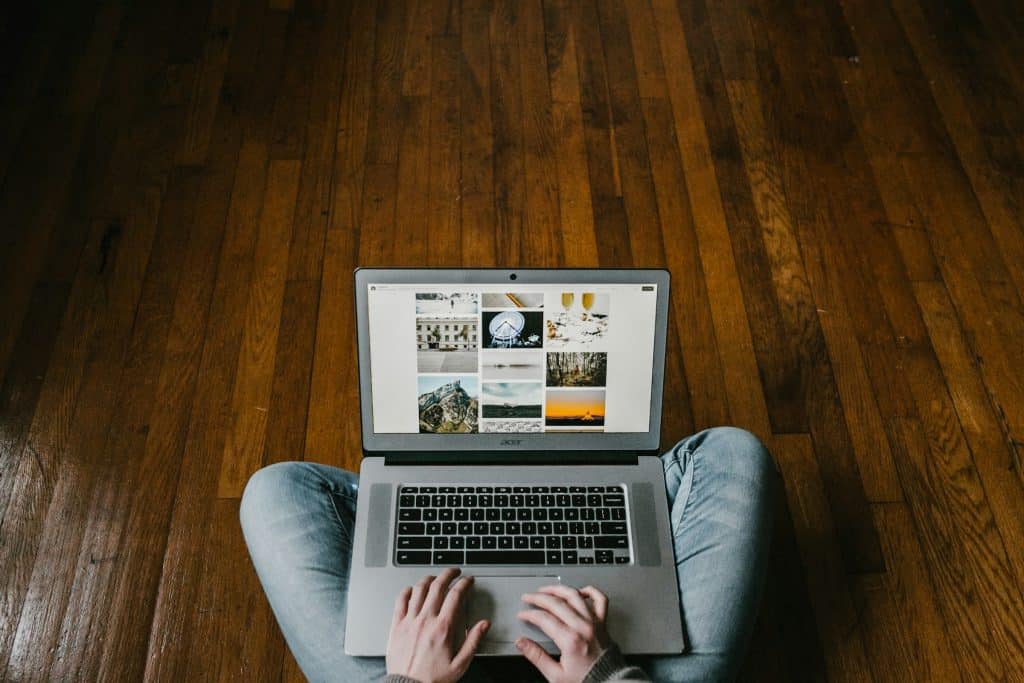 Mulher usando um notebook com Chrome OS